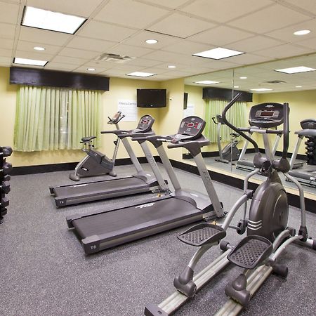 Holiday Inn Express Уэйкросс Экстерьер фото