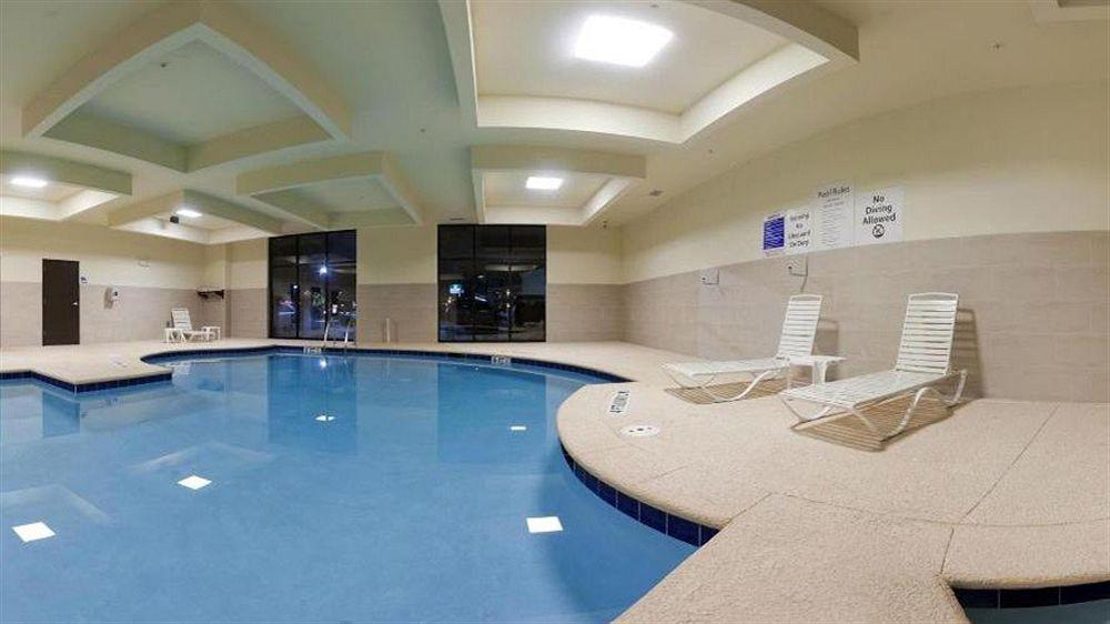 Holiday Inn Express Уэйкросс Экстерьер фото