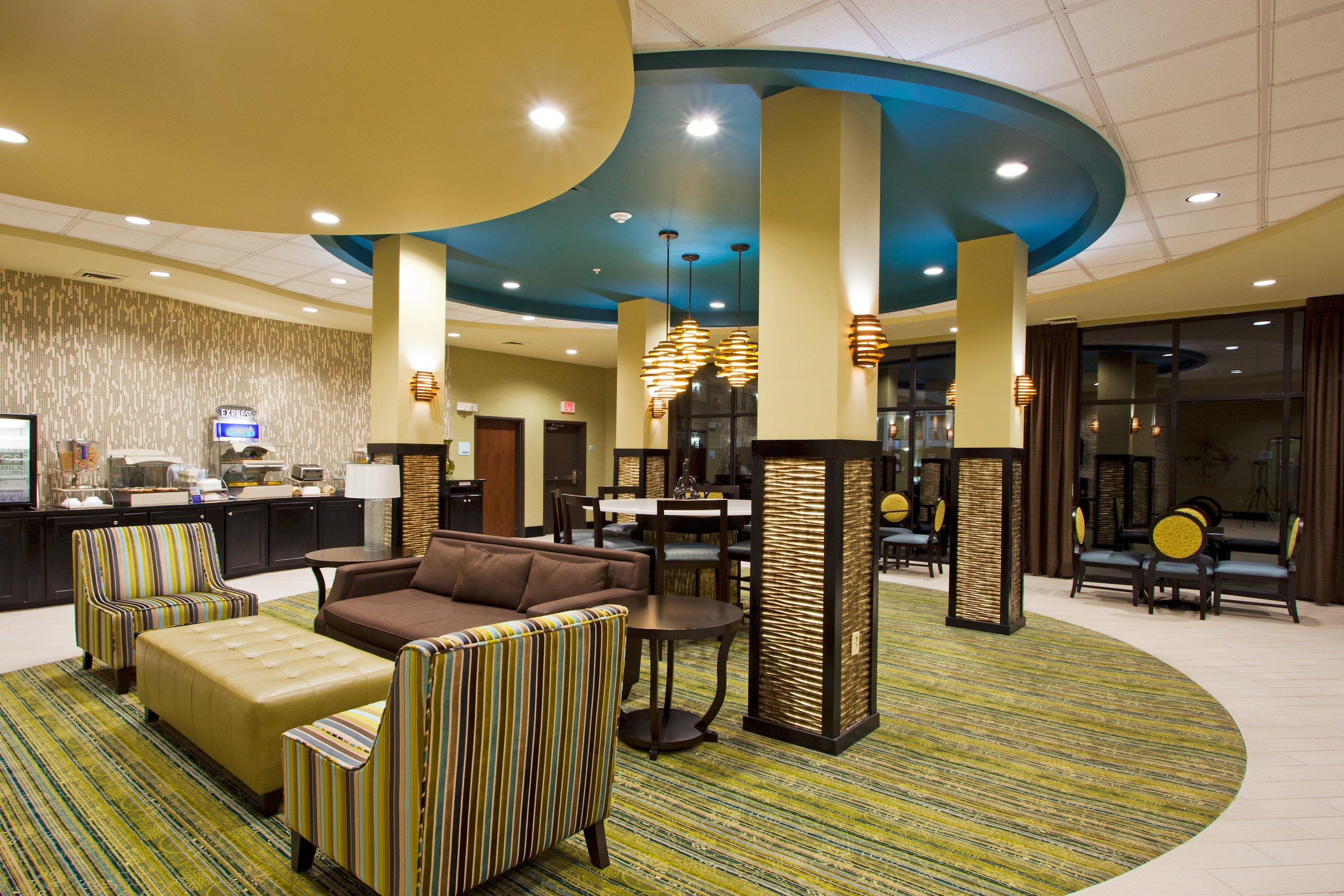 Holiday Inn Express Уэйкросс Экстерьер фото