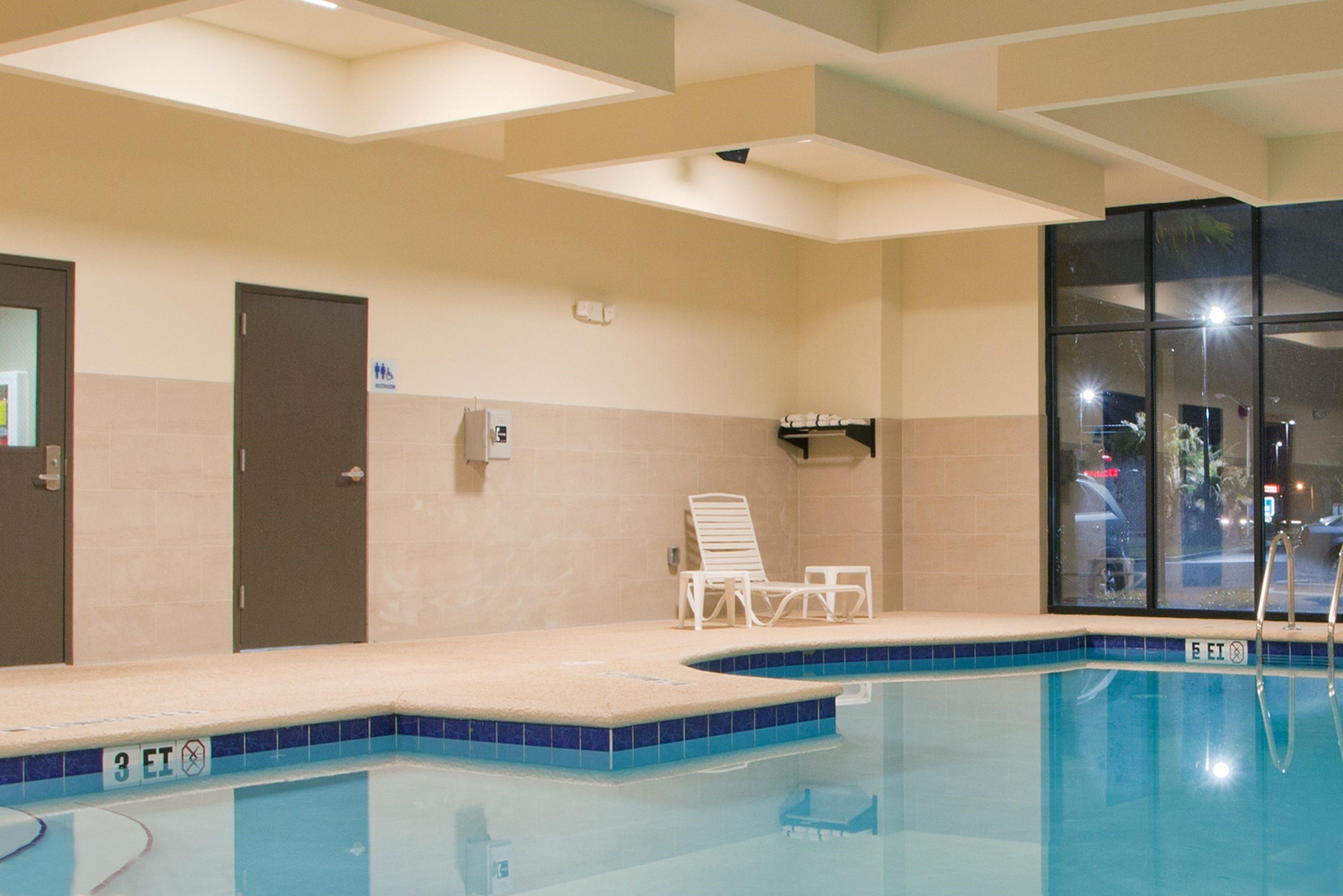 Holiday Inn Express Уэйкросс Экстерьер фото