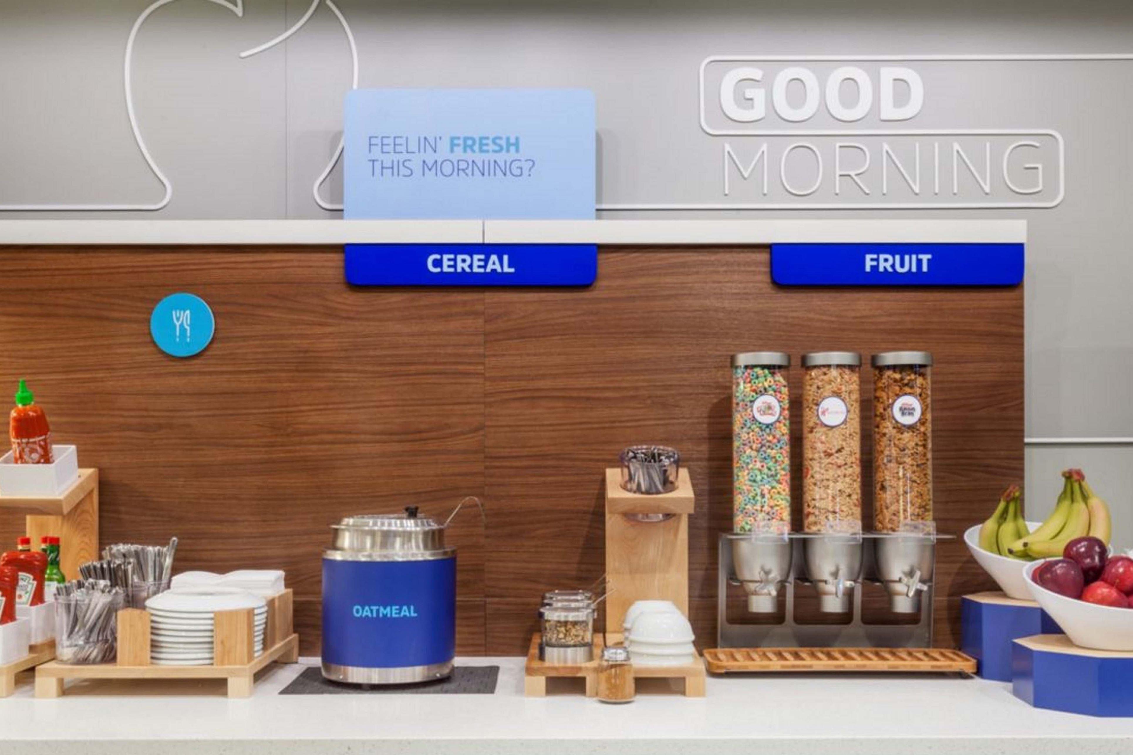 Holiday Inn Express Уэйкросс Экстерьер фото