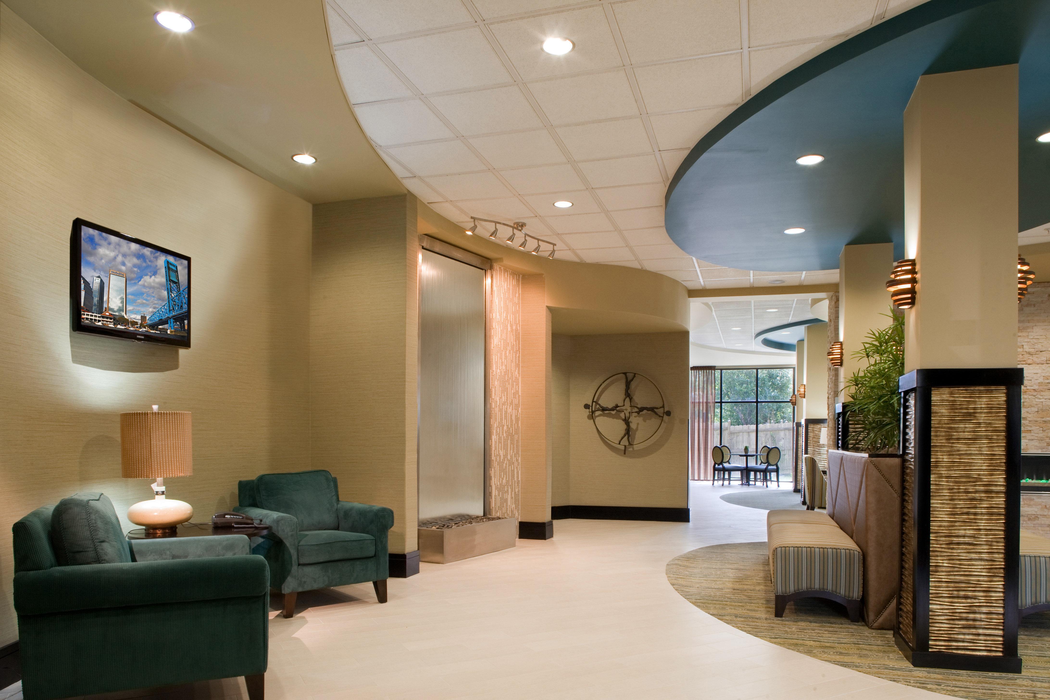 Holiday Inn Express Уэйкросс Экстерьер фото