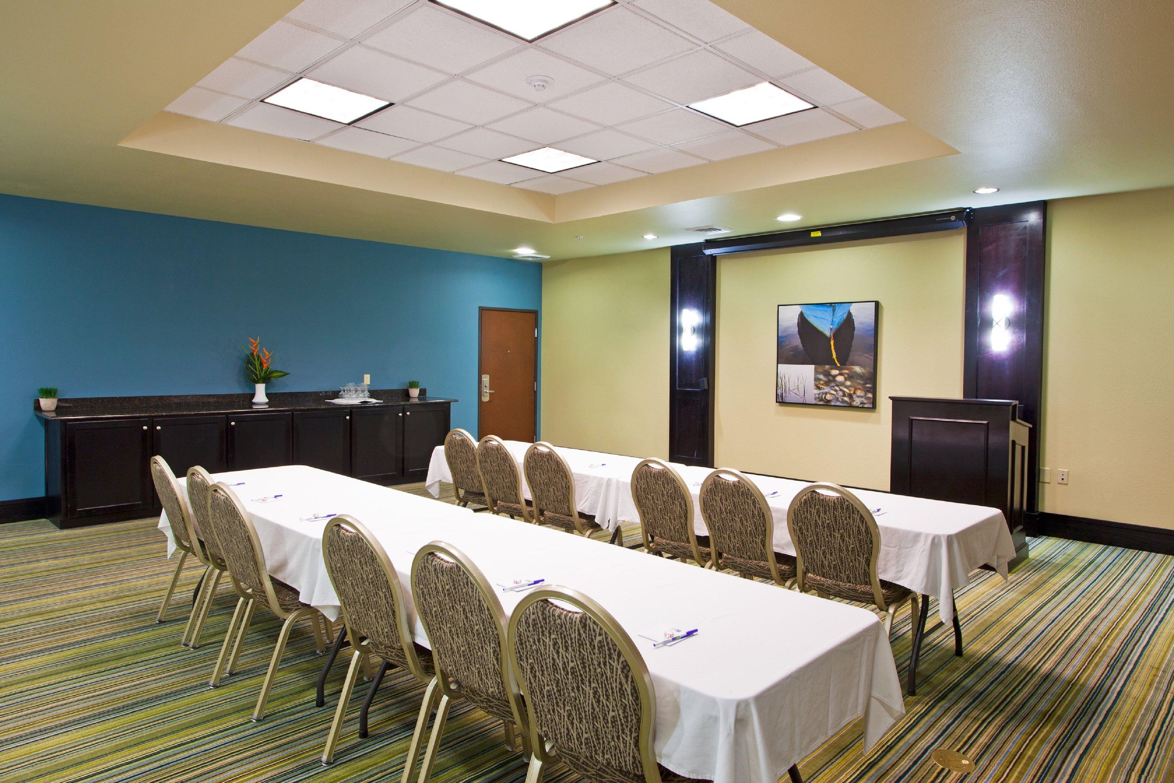 Holiday Inn Express Уэйкросс Экстерьер фото