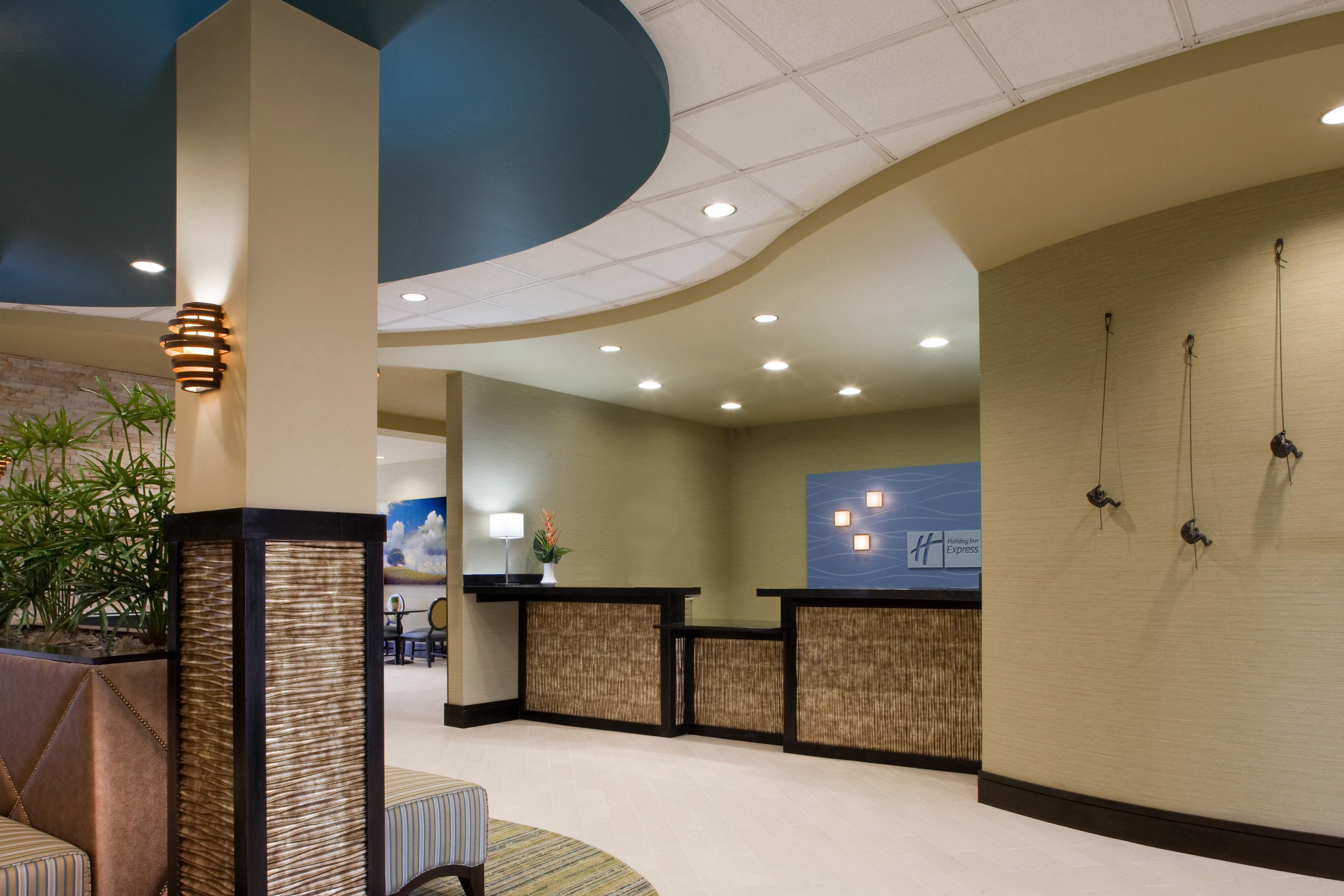 Holiday Inn Express Уэйкросс Экстерьер фото