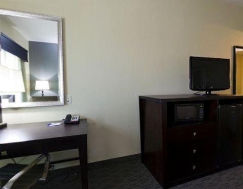 Holiday Inn Express Уэйкросс Экстерьер фото