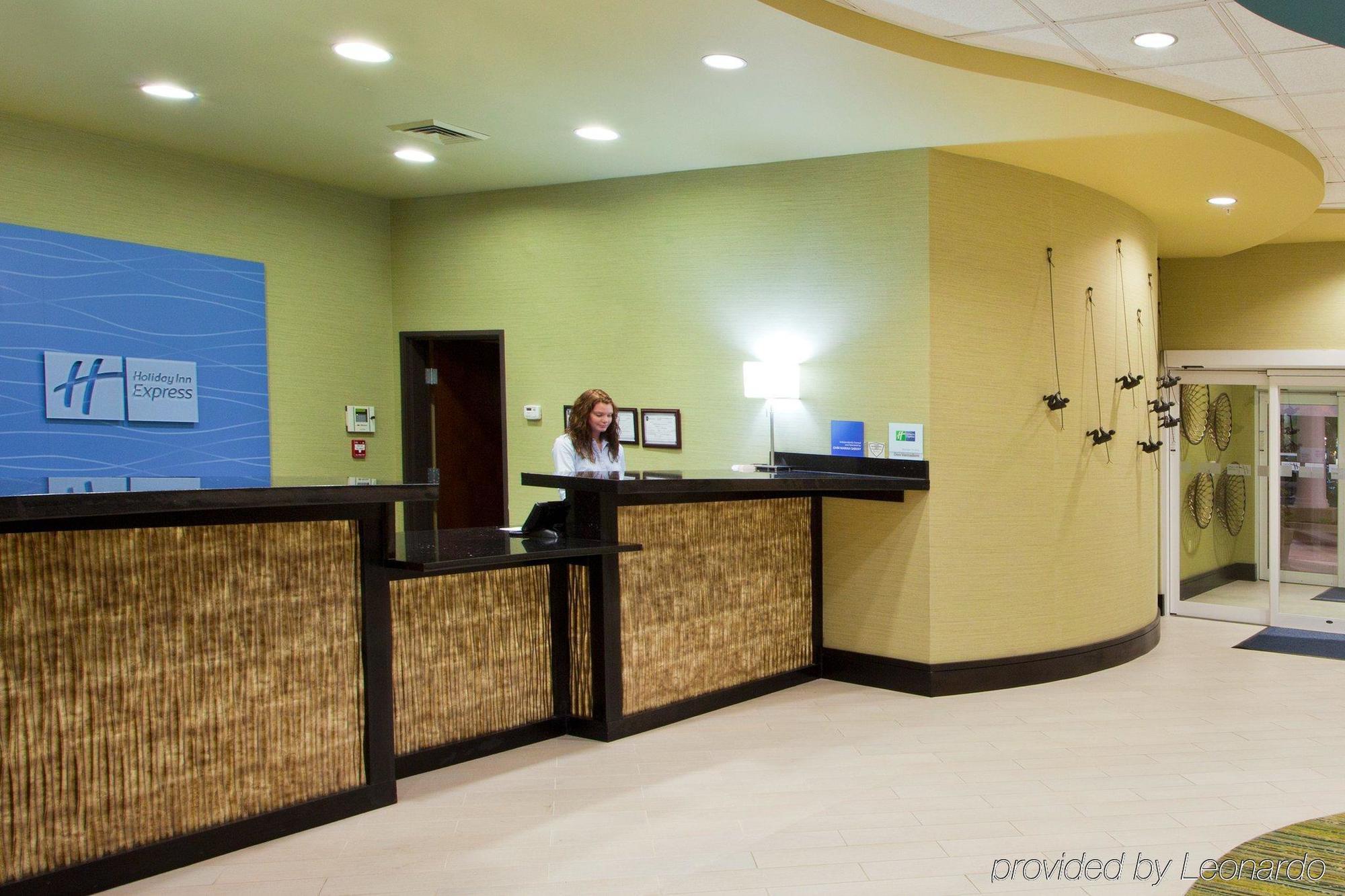 Holiday Inn Express Уэйкросс Интерьер фото