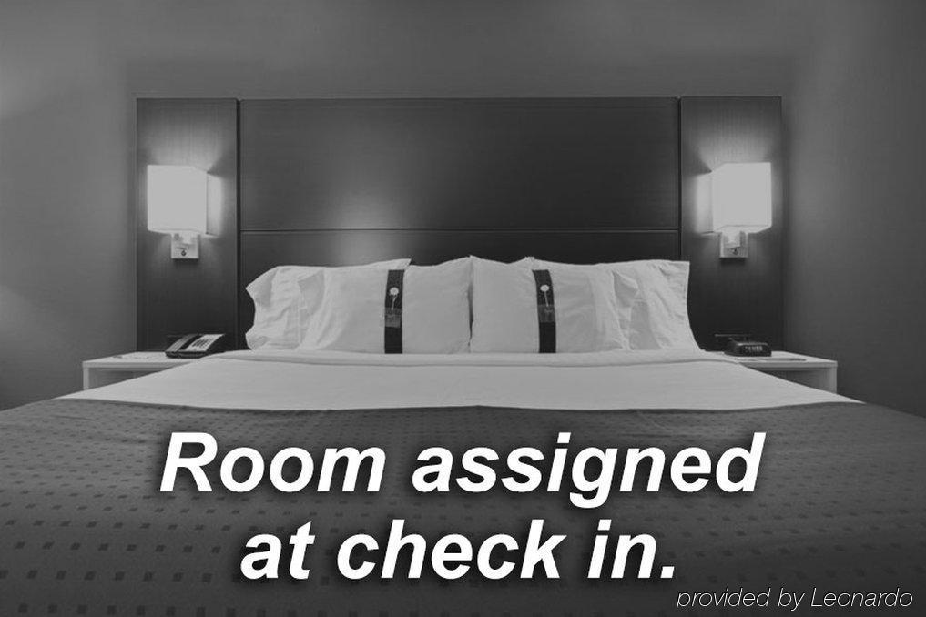 Holiday Inn Express Уэйкросс Экстерьер фото