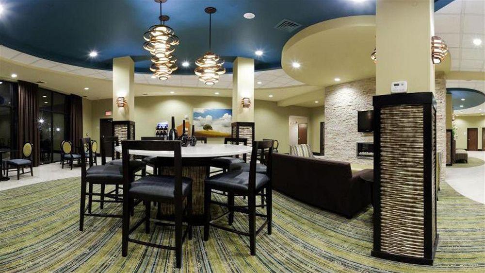 Holiday Inn Express Уэйкросс Экстерьер фото