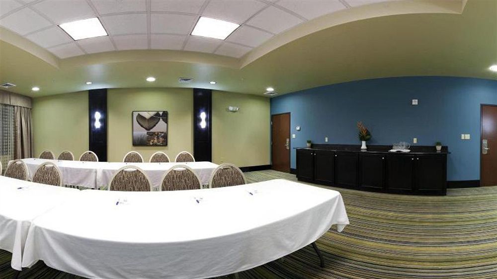 Holiday Inn Express Уэйкросс Экстерьер фото