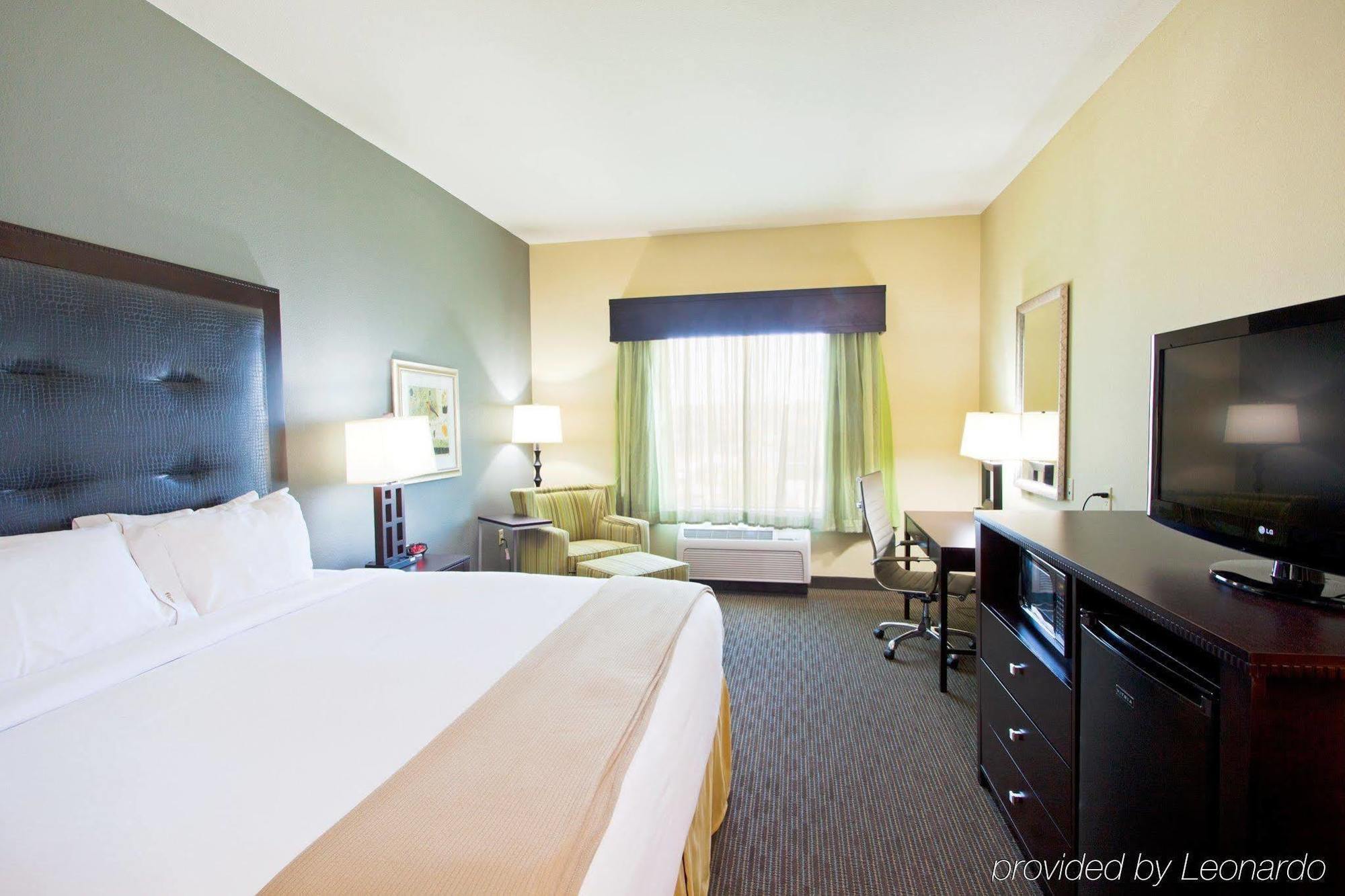 Holiday Inn Express Уэйкросс Экстерьер фото