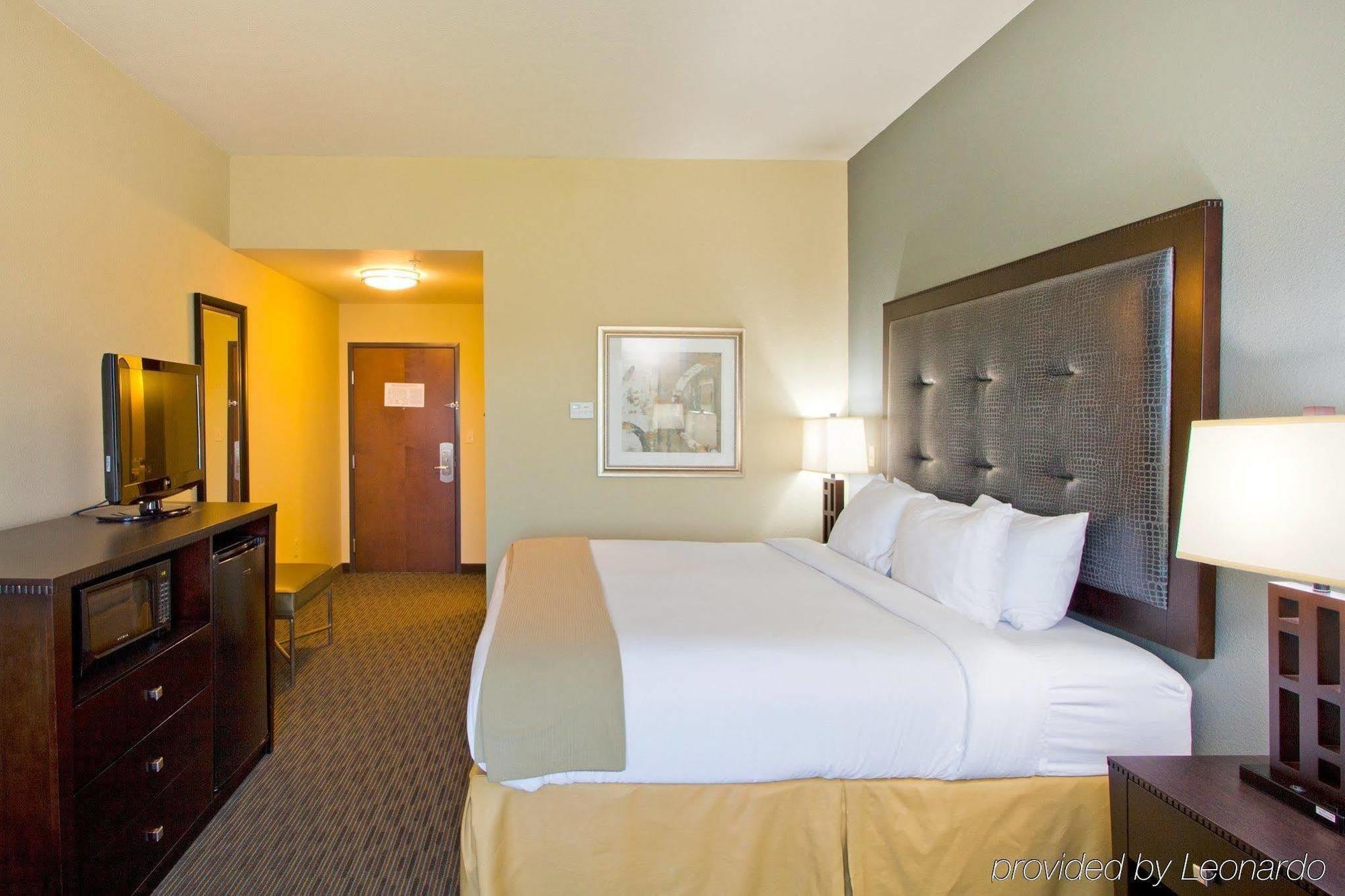 Holiday Inn Express Уэйкросс Номер фото
