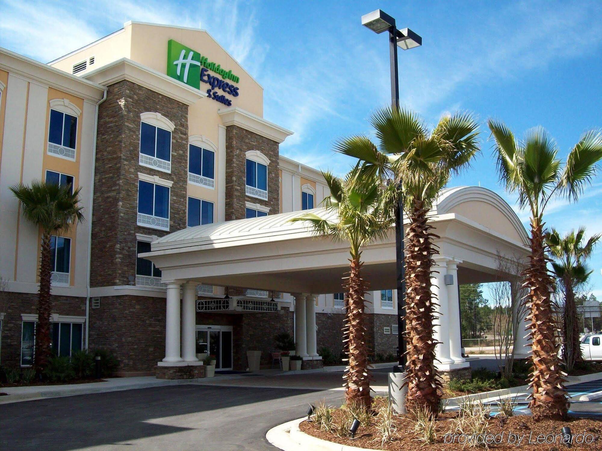 Holiday Inn Express Уэйкросс Экстерьер фото