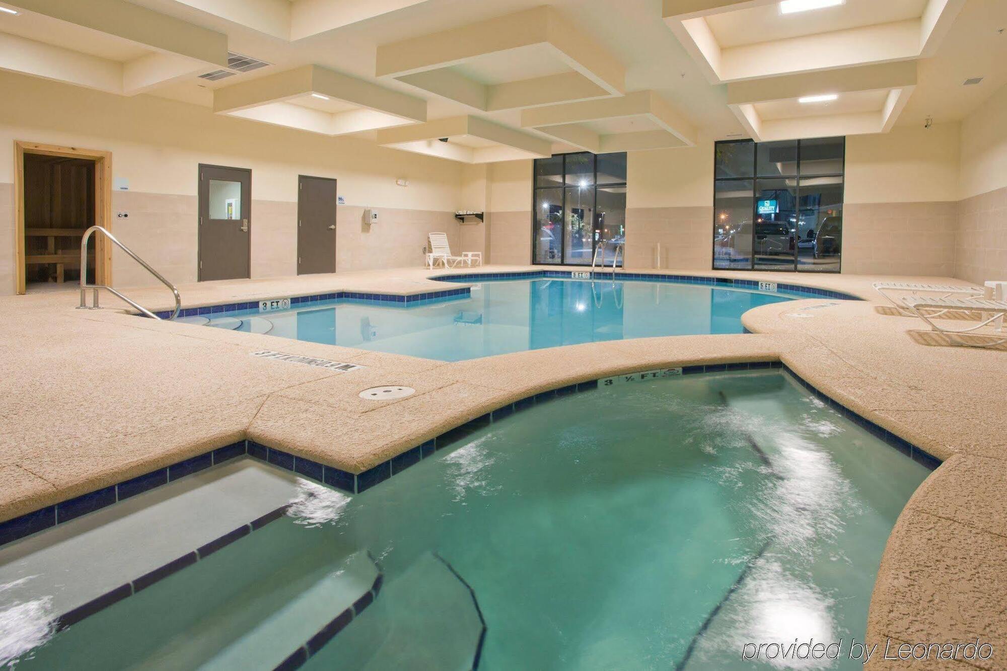 Holiday Inn Express Уэйкросс Экстерьер фото