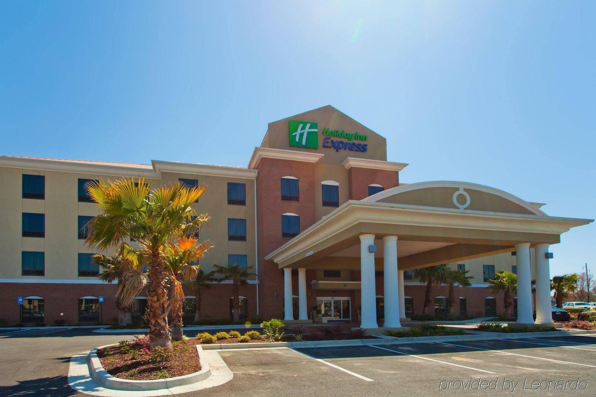 Holiday Inn Express Уэйкросс Экстерьер фото