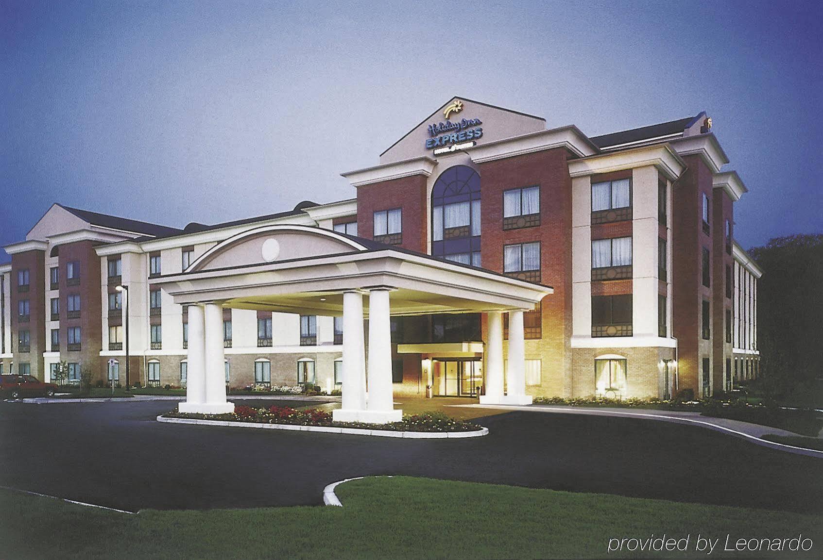 Holiday Inn Express Уэйкросс Экстерьер фото