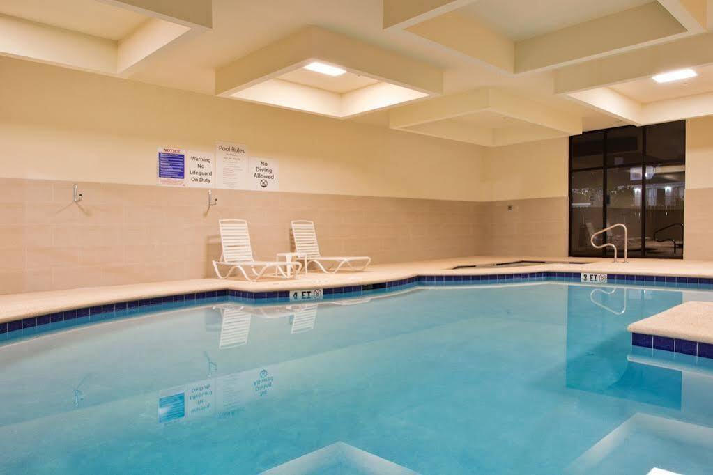 Holiday Inn Express Уэйкросс Экстерьер фото